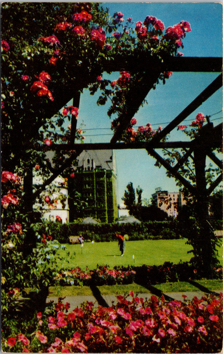 Victoria BC Empress Hotel Putting Green Golfing Golfer Unused Postcard S4