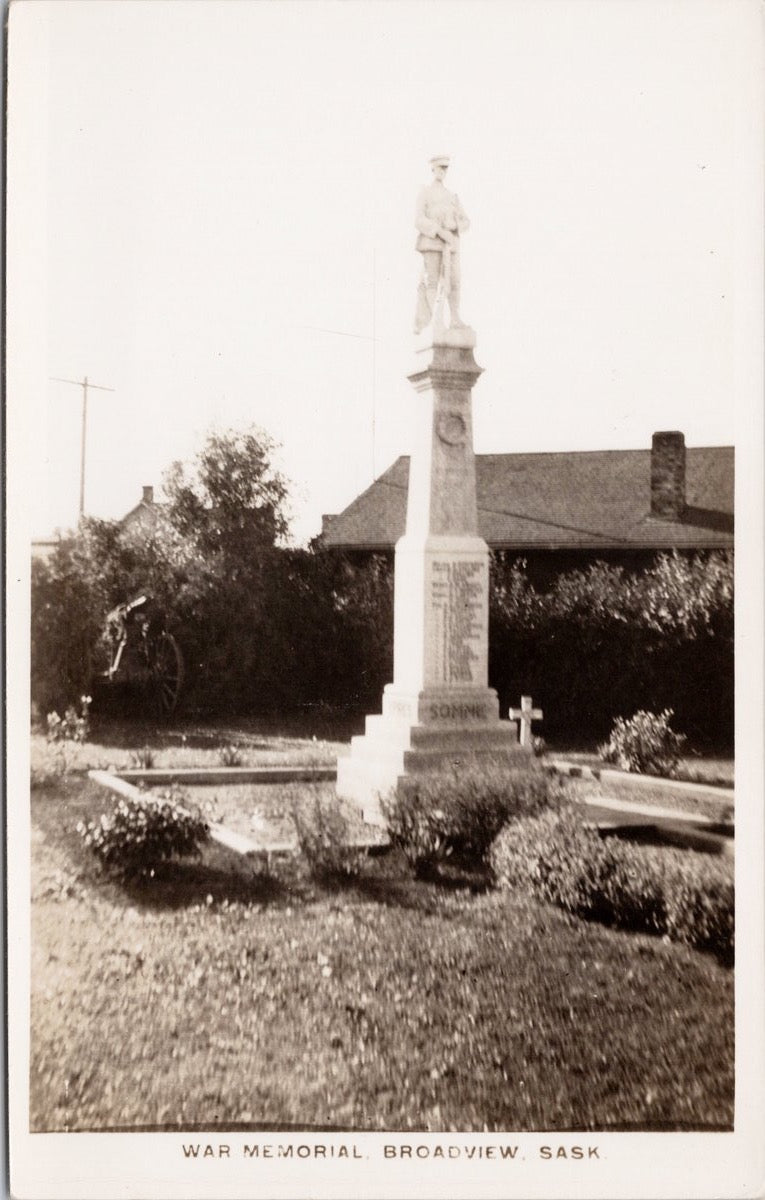 War Memorial Broadview SK Saskatchewan Military Statue Unused Canadian RPPC Postcard 