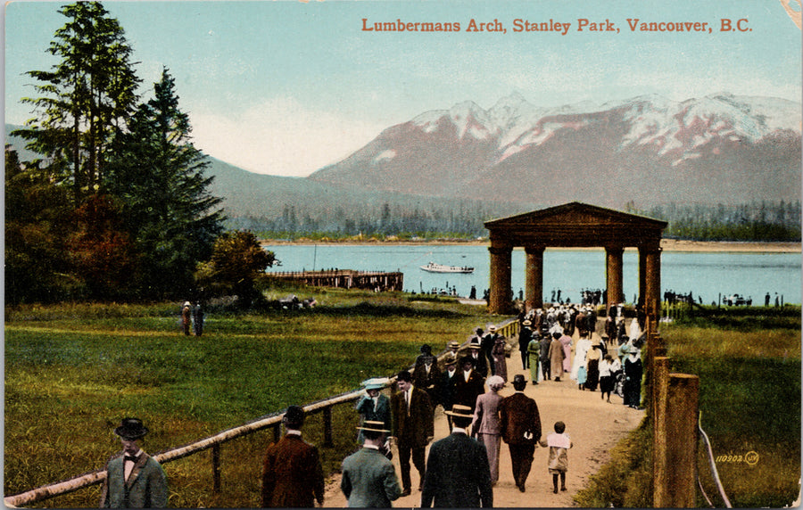 Vancouver BC Lumbermans Arch Stanley Park People Unused Postcard 